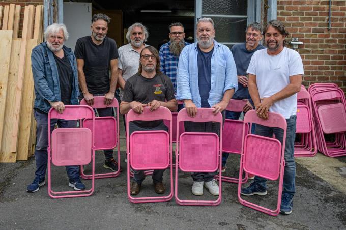 De Dolfijntjes, met van links naar rechts Serge Feys, Marc De Maeseneer, Dick Vanhoegaerden, Wim Willaert, Yves Fernandez, Wim Opbrouck, Marc Holvoet en Luc Byttebier.