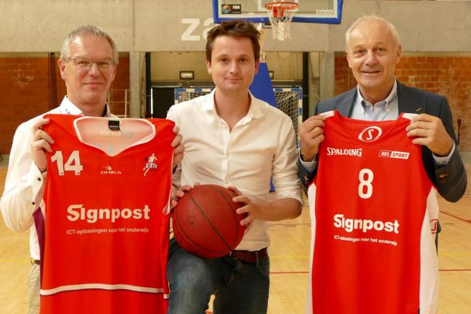 Schepen Arne Vandendriessche samen met Johan Haghebaert en Jacques Planckaert bij de aankondiging van de Kortrijkse basketfusie, één van de projecten waarmee hij zijn stempel drukt op het sportlandschap.