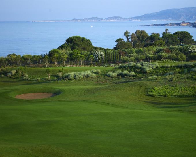 Een van de twee majestueuze Costa Navarino 18 holes-golfbanen, bekroond tot Europees golfresort in 2017.