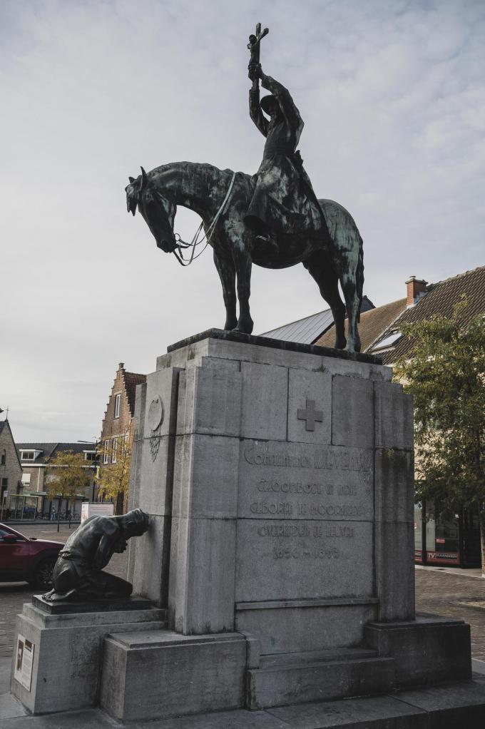 Het grote standbeeld van Constant Lieven op de Marktplaats in Moorslede.