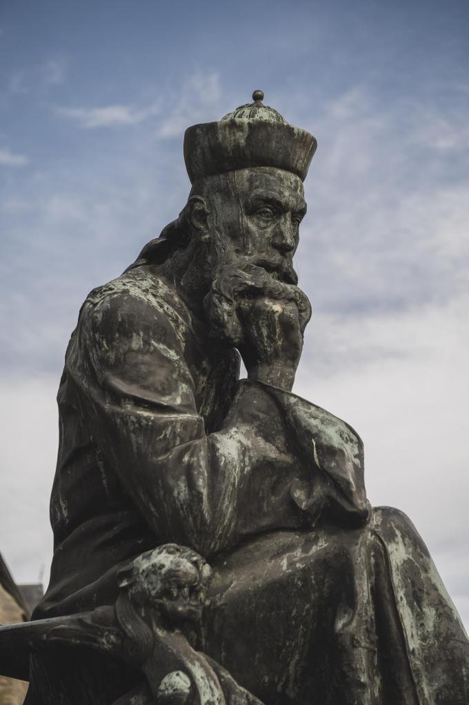 Ferdinand Verbiest in standbeeldvorm vlak bij de kerk van Pittem.