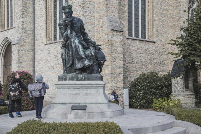 Ferdinand Verbiest is een van de 59 missionarissen die met een standbeeld, straatnaam of ander type marker in West-Vlaanderen wordt geëerd.