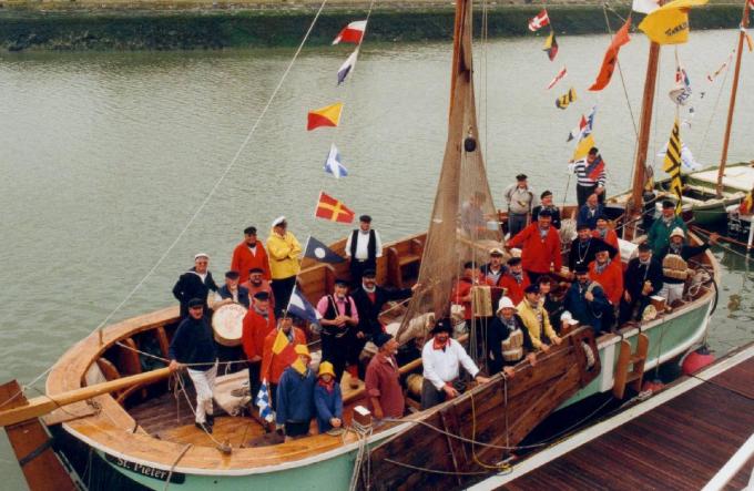 De allereerste verschijning van de Blankenbergse shantyzangers in het openbaar: aan boord van de B1 Sint-Pieter tijdens SAIL 2000. (repro WK)