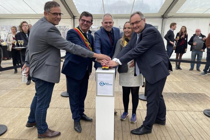 Met een druk op de knop door schepen Kurt Claeys, burgemeester Bart Tommelein, minister Matthias Diependaele, schepen Charlotte Verkeyn en ceo van de Haven Dirk Declerck werd het startschot gegeven voor de renovatie.