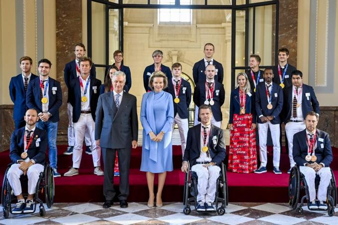 De olympische en paraplympische medaillewinnaars mochten met het koningspaar op de foto.
