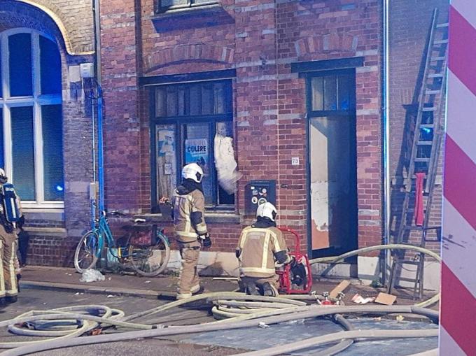 Twee van de vier kinderen werden door de brandweer uit de brandende woning in Roeselare gered.