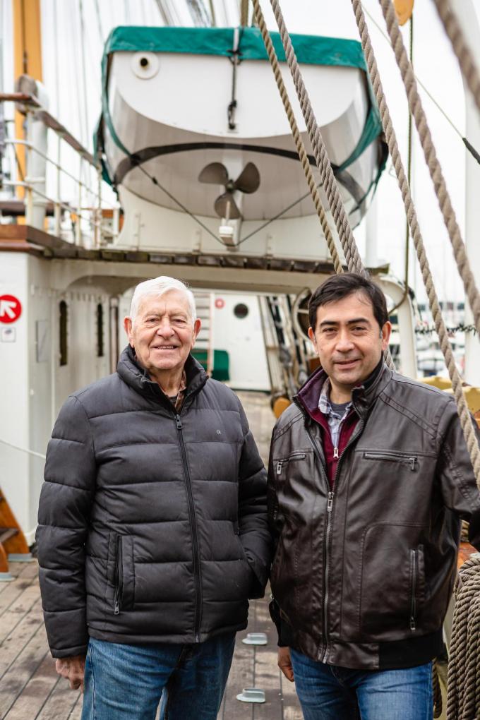 Tomas Termote, hier met zijn vader Dirk, identificeerde al zo'n 300 scheepswrakken in de Noordzee.