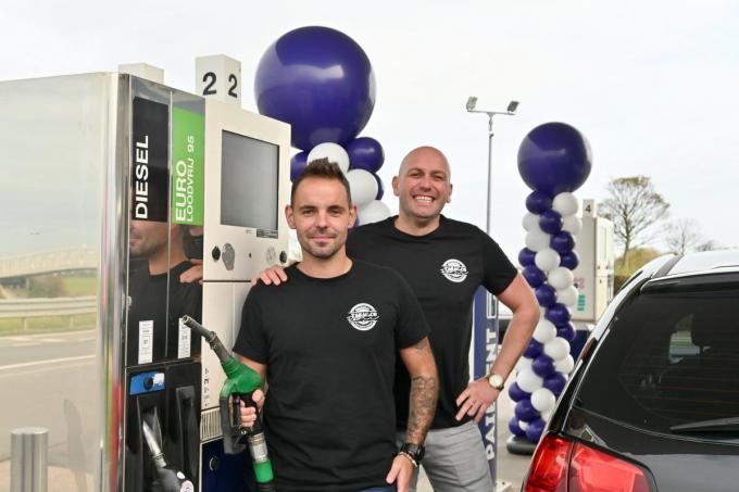 Thomas Dedeyster en Guillermo Vergaerde van Real Tobac&Co in Adinkerke waar je de goedkoopste diesel in West-Vlaanderen vindt.