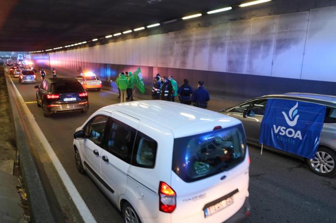 Gesteund door hun vakbond VSOA voerde de lokale politie actie onder de spoorwegbrug ter hoogte van de 'Blauwe Bruggen'.