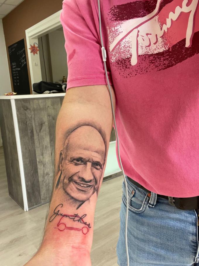 Naast een tattoo van zijn overleden man Ronny heeft Mike Vandevelde op de andere arm nu het gezicht van zijn nieuw man Gunther laten inkten.