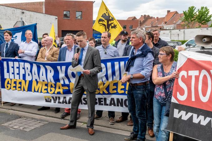 Vlaams Belang-kopstuk Wouter Vermeersch op een van de betogingen tegen de moskeeplannen in Kortrijk.