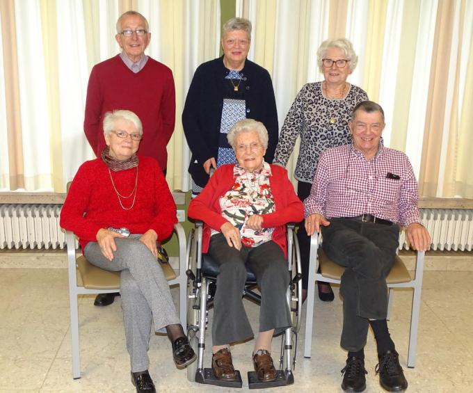 Aline Vandewalle met haar familie bij haar 107de verjaardag.