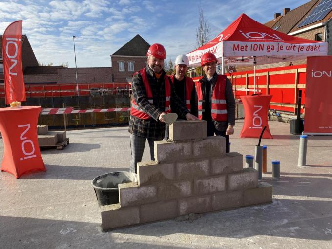 De eerste steen werd gelegd van het bouwproject Francar. Van links naar rechts bemerk je burgemeester Claude Croes, Pieter Verfaillie (zaakvoerder bow architecten) en Davy Demuynck (CEO van ION). (Foto DRD)