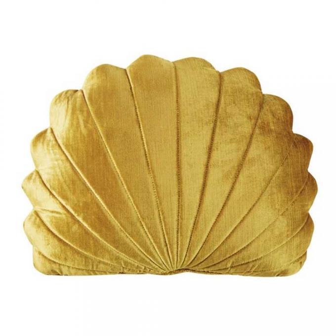 Gouden kussen in de vorm van een schelp