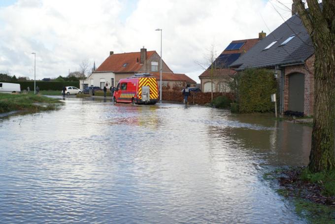 Ook ter hoogte van de Krombekestraat aan de kant van Krombeke loopt het water nu het dorp binnen.