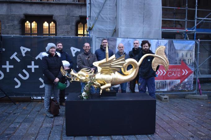 Op de foto zien we het bouwteam met v.l.n.r. Mieke Goegebuer, Jochen Ketels (architecten), Stijn Fertin (stad Ieper), Timothy Missiaen, Rik Remaut, Jens Delaere (Monument Vandekerckhove) en Derek Biront (restaurateur Metafose). (Foto TOGH)