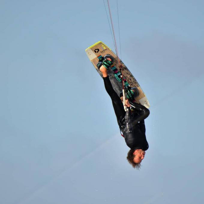 Kitesurfers halen fenomenale hoogtes bij het springen. (gf)