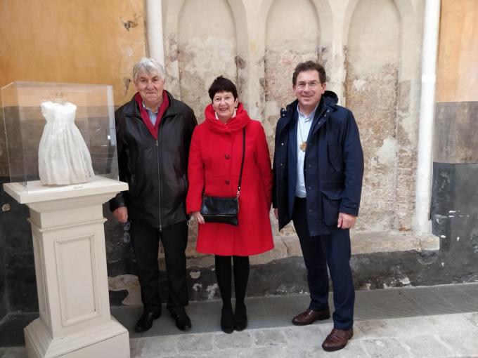 Norbert Bethune en zijn echtgenote bezochten samen met Lode Aerts ook het beeld in de Sint-Salvatorskathedraal ter nagedachtenis van de vele slachtoffers van seksueel misbruik binnen de Kerk.
