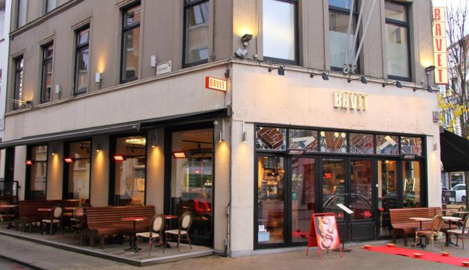 Het pand in de stationsstraat is een uniek Bavet-restaurant, vooral door zijn opmerkelijke voorgevel van glas.