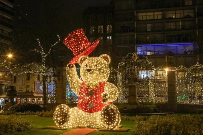 Op het Marie-Joséplein zorgt een reuzenbeer voor de kerstsfeer.