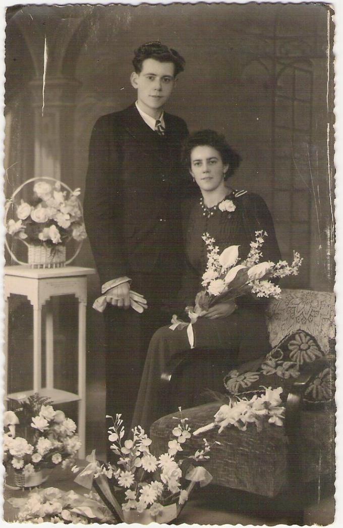 Een foto uit de oude doos, toen Elza Damme en Maurits Jonckheere elkaar op 5 december 1942 eeuwige trouw beloofden.