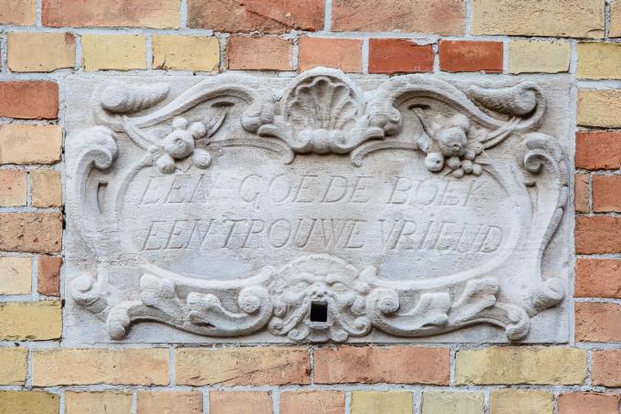 De gevelsteen is de enige verwijzing naar de vroegere bibliotheek. (foto Davy Coghe)