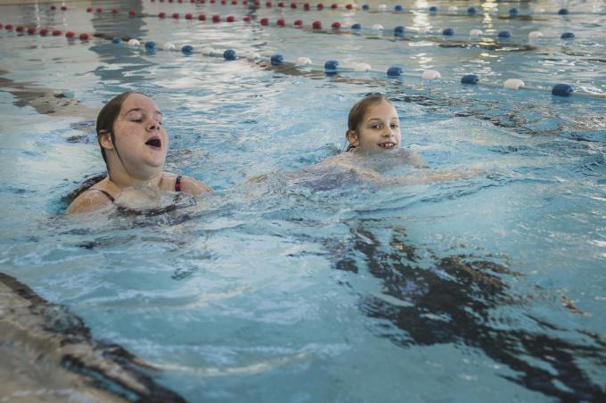 Nora en Lizan in het zwembad van Diksmuide tijdens een van hun trainingen voor hun 500 meter eind december.