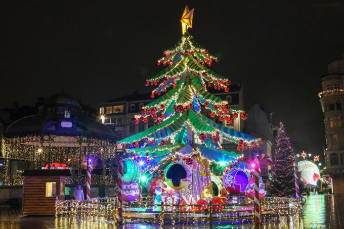 Op het Wapenplein staan drie spectaculaire kerstbomen van tien meter hoog én extra kerstattracties.