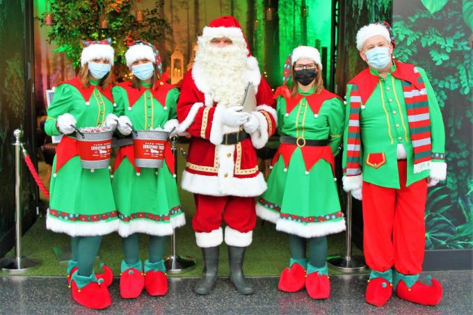 De Kerstman met zijn vaste team elfjes.