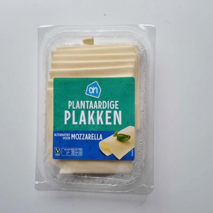 Plantaardige plakken - alternatief voor mozzarella - van Albert Heijn