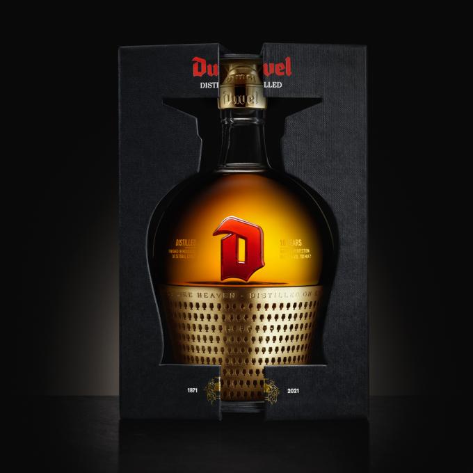 Een imposante fles Duvel Distilled