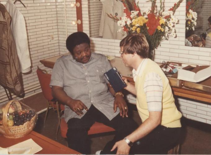 Fons Roets in 1982 in gesprek voor Radio Noordzee met Fats Domino bij een optreden in het Kursaal.