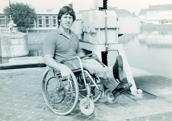 Carl Muylle werd geboren met spina bifida. Na tal van operaties aan zijn rug, voeten en heupen, werd hij enigszins geholpen met een beperkte zelfstandigheid in een rolstoel. (foto Picasa)