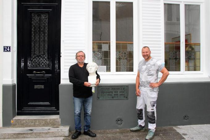 Piet Moerman en Björn Schelstraete aan het huis van Guido Gezelle.