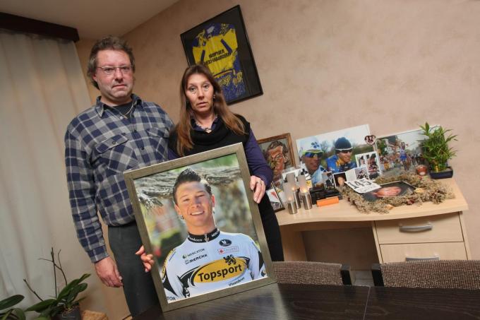 Freddy Nolf en Mimi Vandekerckhove met een foto van hun zoon Frederiek, een jaar na zijn overlijden.