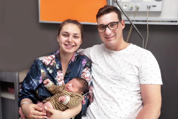 De op Nieuwjaar geboren Marcel met zijn ouders Kristina Stolyarova en Pieter-jan Van Rousselt uit Zedelgem.