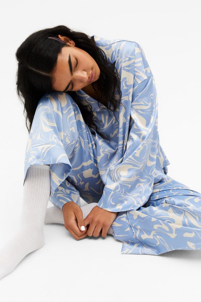 Lichtblauwe pyjama met retro swirls