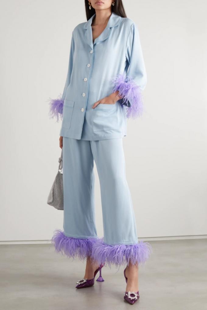 Pastelblauwe pyjama met paarse veertjes
