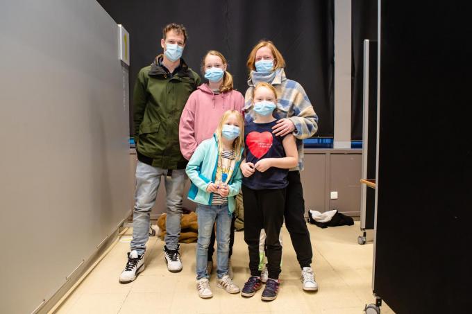 Papa Kobe Blondelle en mama Annelies De Backere met kinderen Noor, Mare en Liezel maakten een klein familieuitstapje naar het vaccinatiecentrum.