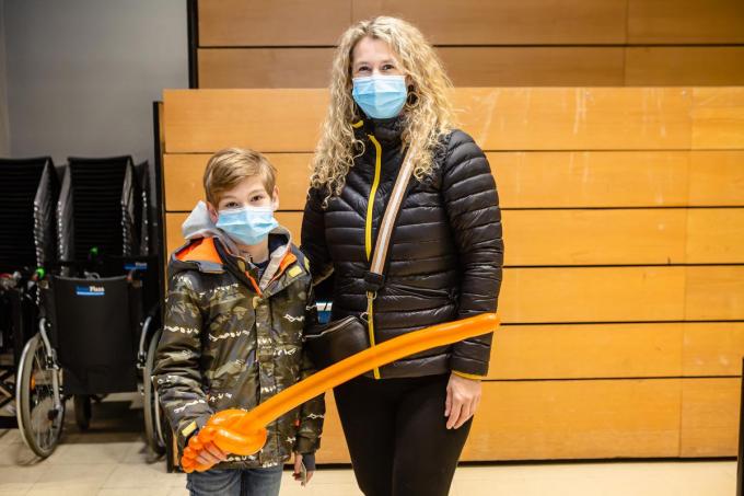 Jorre Nelis die een fervent believer is van het vaccin had al een zwaard gescoord bij de ballonartiest voor hij om zijn spuitje ging. Mama Ilse Rosseel vergezelde hem: “Hij wilde koste wat het kost zijn vaccin”, zegt ze.