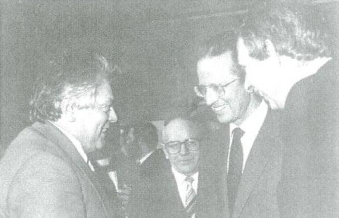 Burgemeester Graaf Leopold Lippens stelt in 1979 schepen Karel De Grauwe voor aan Koning Boudewijn in het Cultuurcentrum Scharpoord