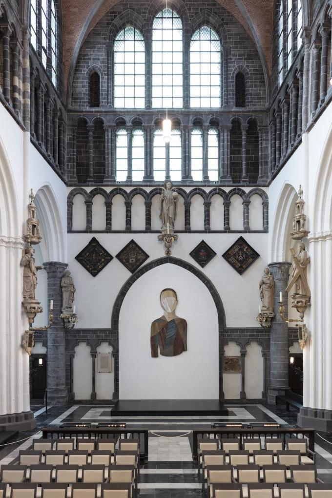 Voor de O.L.V.-kerk in Brugge - een van de drie locaties waar zijn werk momenteel te zien is - maakte Strook een monumentale ‘kop’ waarmee hij verwijst naar de nietigheid van de mens.