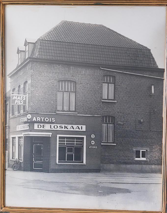 Een foto uit de oude doos, café De Loskaai in vervlogen jaren.