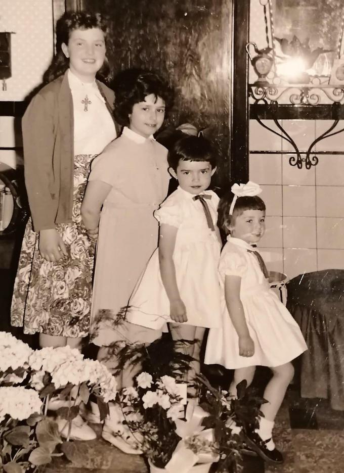 Een mooie foto met Ghislaine als 5-jarige met drie zussen, genomen thuis in Komen in 1959, met van groot naar klein Christiane, Claudette, Ghislaine en Josyane. Jongste zus Chantal was er nog niet.
