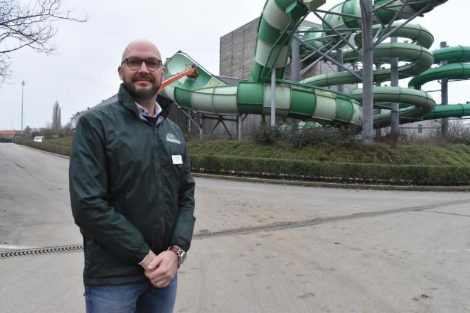 Filip Vandorpe voor Aquapark Bellewaerde waar men volop bezig is het zwembad in gereedheid te brengen voor de heropening.