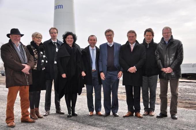 Magda Deprez, tweede van links, bij toenmalig minister van energie Annemie Turtelboom op de opening van het windmolenpark op d’Hooie. (gf)