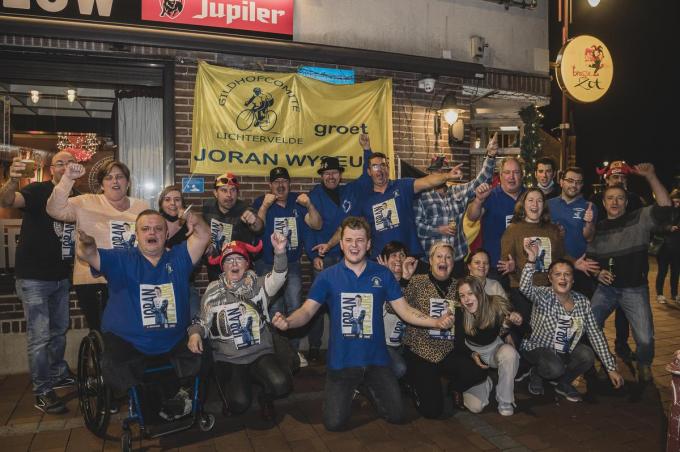 Café De Zwarte Leeuw op de Markt van Lichtervelde viert kersvers wereldkampioen veldrijden bij de beloften Joran Wyseure.