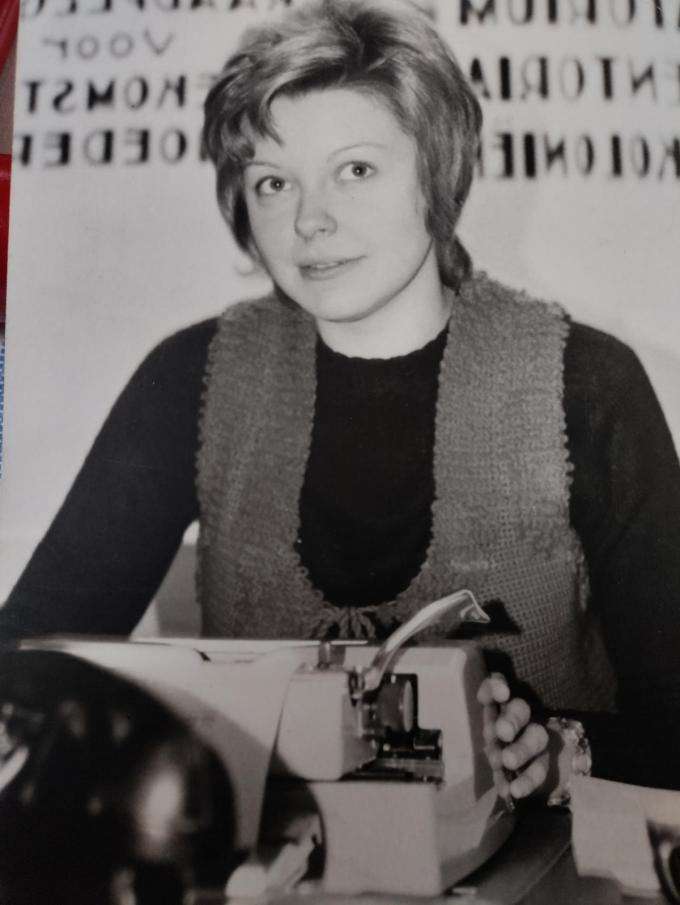 Laurette Ingelbrecht als 19-jarige, bij het begin van haar loopbaan in de media.