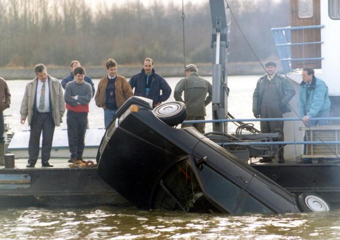 Meteen na de brutale kidnapping werd de zwarte Mercedes gedumpt in het Albertkanaal.