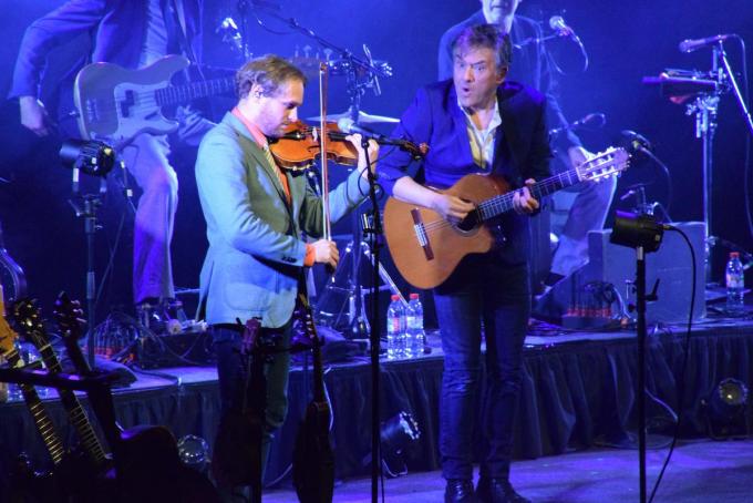 Bart Peeters, samen met de enige (gewezen) West-Vlaming Emile Verstraeten met viool, die opgroeide in Diksmuide en Waregem.
